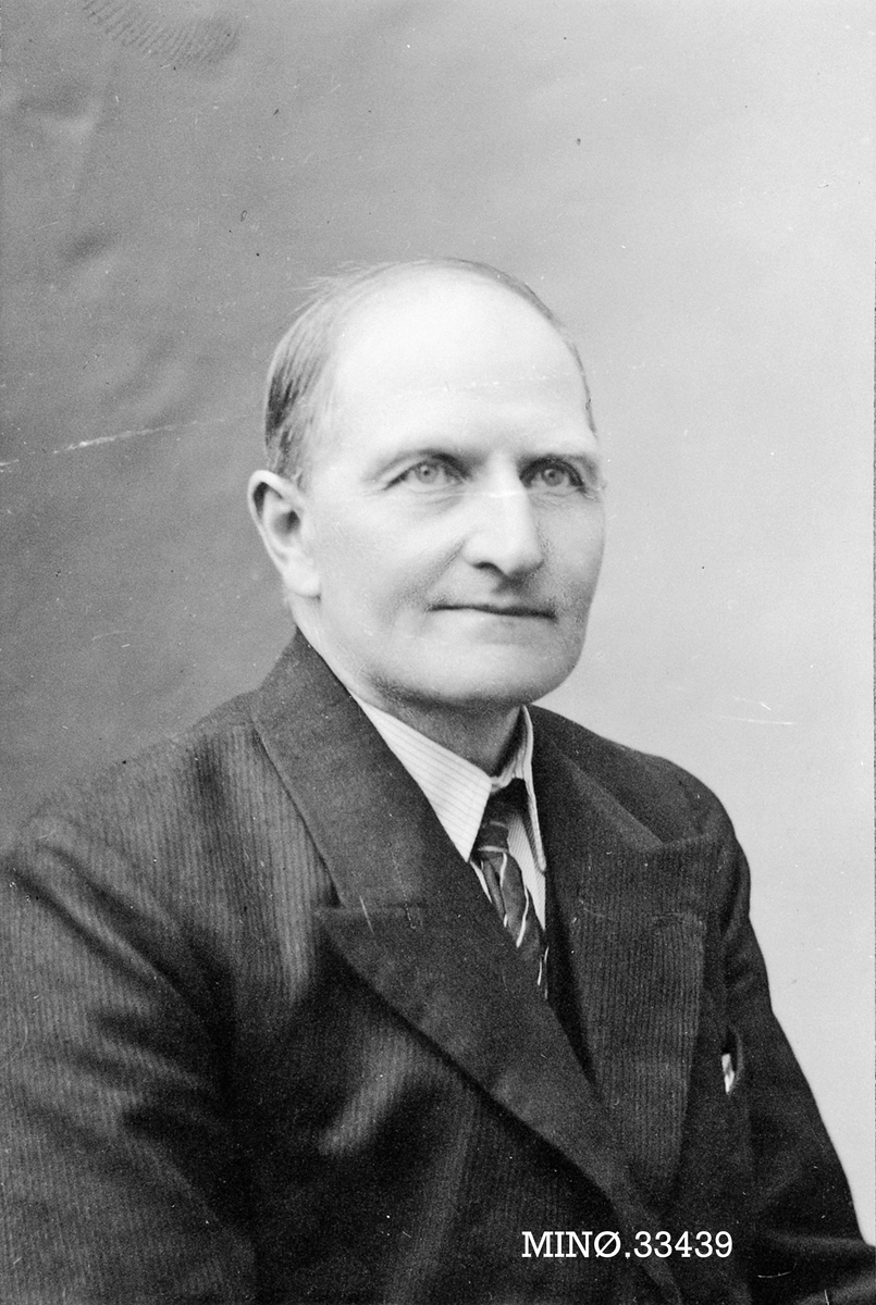 Iv. Olsen, Portrett av mann