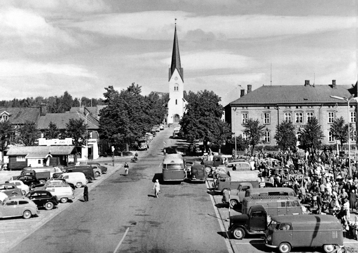 Anno Domkirkeodden, STORTORGET, JØNSRUDGÅRDEN, HAMAR DOMKIRKE, TIL HØYRE CAFE ROYAL, TORGHANDEL OG MYE FOLK OG BILER
