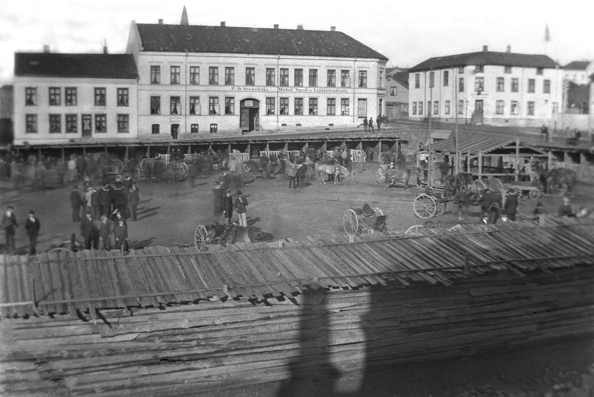 Anno Domkirkeodden, Hestemarked, Østre Torg i Hamar, marked, staller, Haakonsgate. (Hamarmartn). P.O.Stensbaks Møbel, speil og ligkisteudsalg.