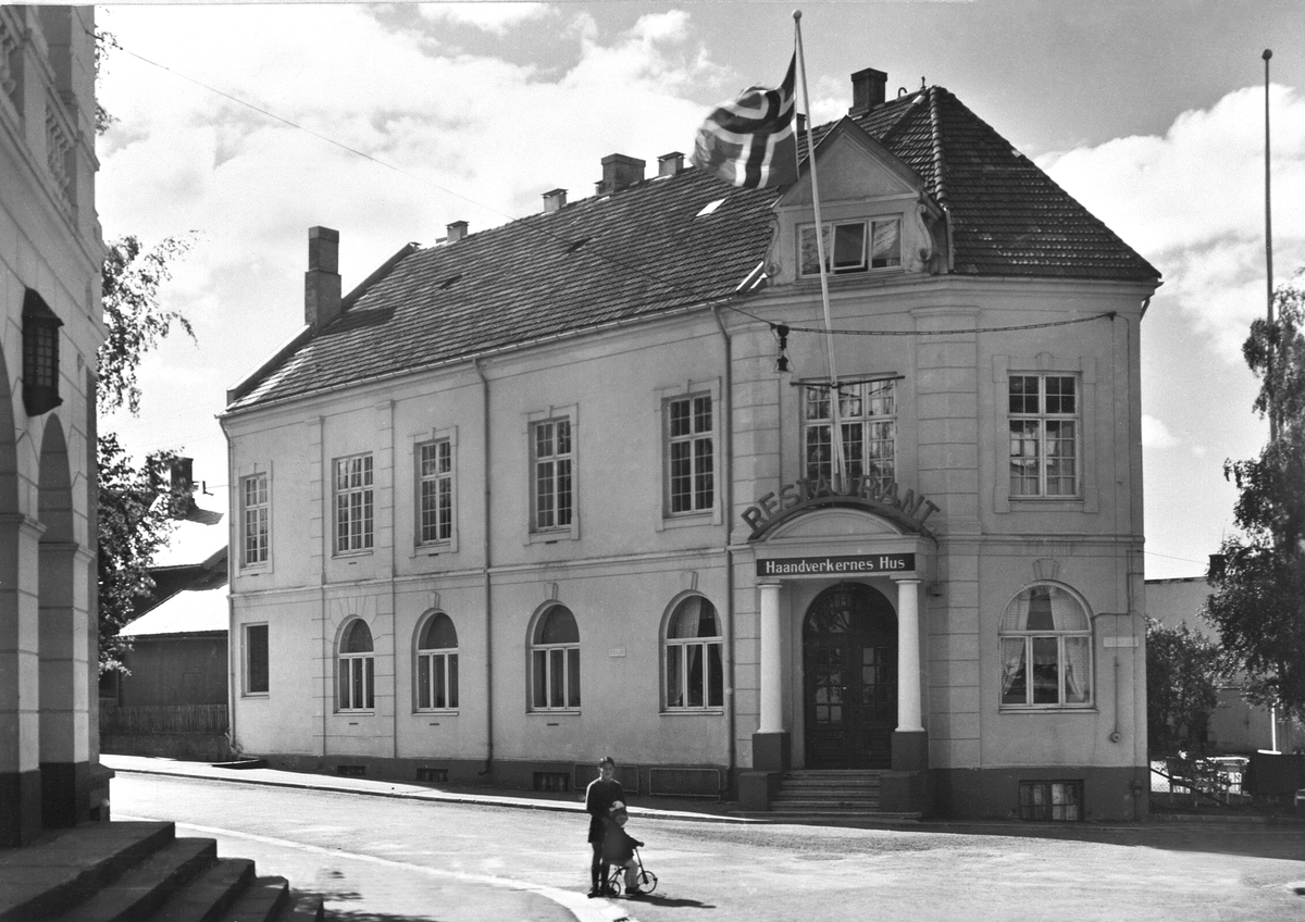 Anno Domkirkeodden, EKSTERIØR, HÅNDVERKERRESTAURANTEN, HÅNDVERKERNES HUS, ØSTREGATE 61 i Hamar. Se også HHB-11853.