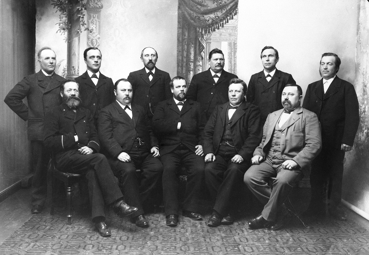 Anno Domkirkeodden, HAMAR HÅNDVERKERFORENING. GRUPPE 11, MENN. FORAN FRA VENSTRE: SNEKKERMESTER ANDERS WÆKKIN, URMAKER EDVARD OLSEN, GARVERMESTER ELIAS HAGEN, SKREDDERMESTER JOH. OLSEN OG BAKERMESTER HANS LARSEN LIND. BAK FRA VENSTRE SNEKKERMESTER SIMENSEN, MATERIALFORVALTER EMIL PEDERSEN, GARVER ELLSETH, SKOMAKERMEST…