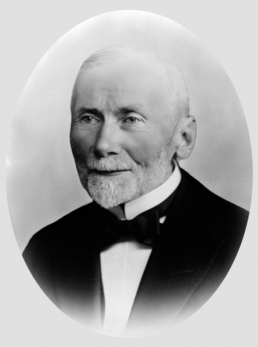 Anno Domkirkeodden, KJØPMANN GULBRAND JENSEN. PORTRETT. 24-05-1851 - 23-11-1942. FORMANN I HAMAR HANDELSSTANDS FORENING 1888-89. Se artikkel i årbok utgitt av Hedmarksmuseet/Hamar historielag "Fra Kaupang og Bygd 2010.