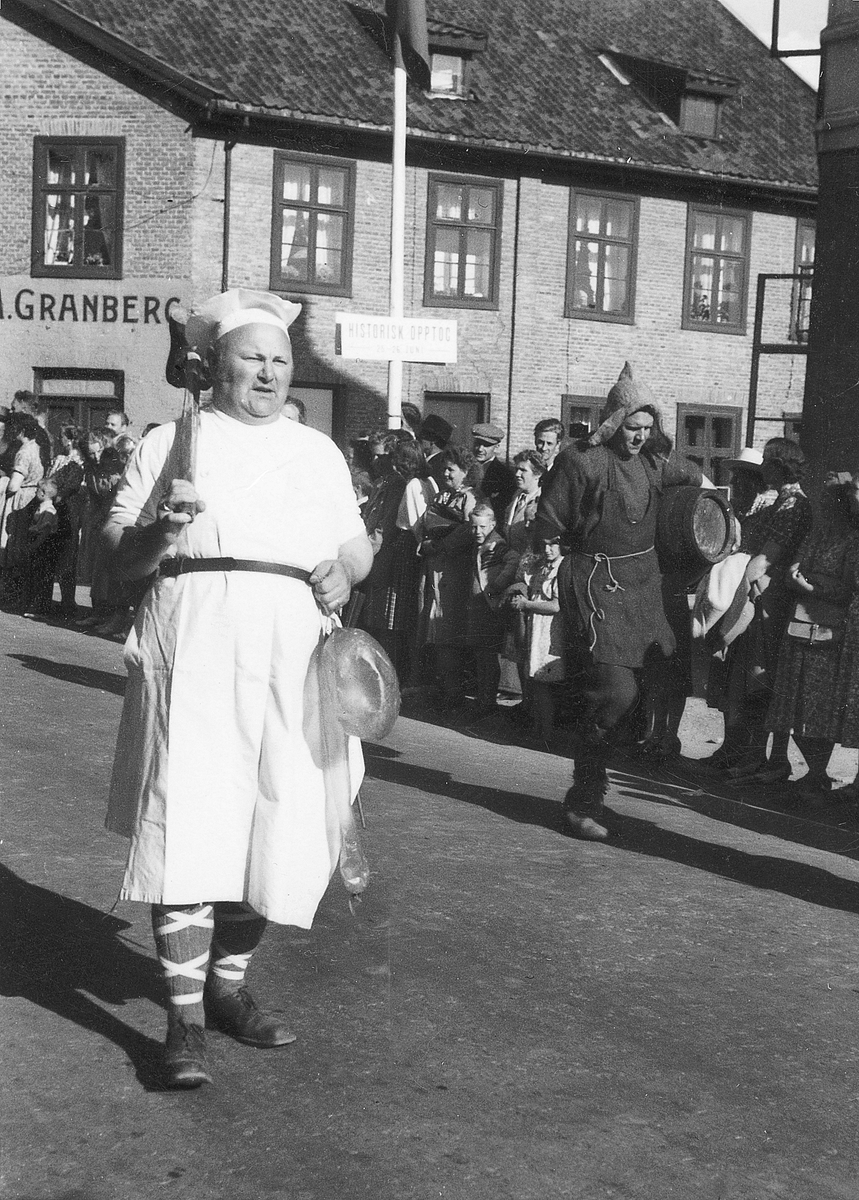 Anno Domkirkeodden, HISTORISK OPPTOG, BYJUBILEET 1949, BYENS SLAKTER OG PØLESELGER EINAR J. ELVSVEEN SOM BISKOPEN KOKK