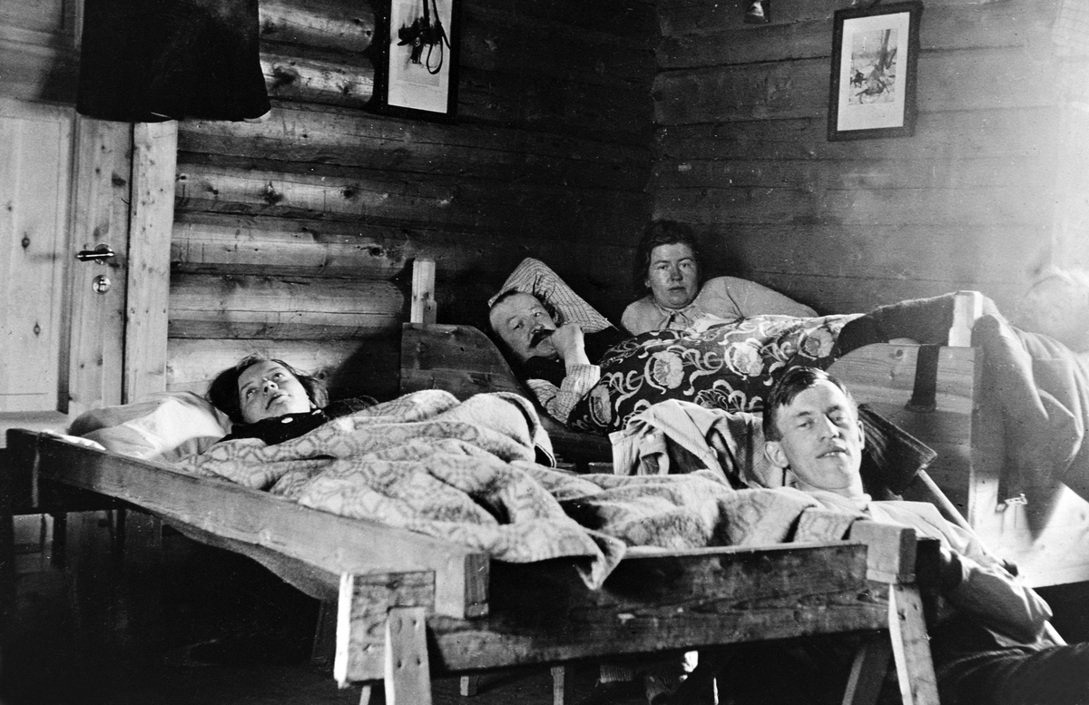 Anno Domkirkeodden, INTERIØR HYTTE, 5 PERSONER I SENGEBRISKEN. "Feltsenger kan slås sammen og stues bort når de ikke er i bruk" Se årboka for Hedmarksmuseet/Hamar Historielag "Fra Kaupang og Bygd 2010" Artikkel av Bjørn Sverre Hol Haugen "Søvnens materialitet-om sovesteder og sengeutstyr