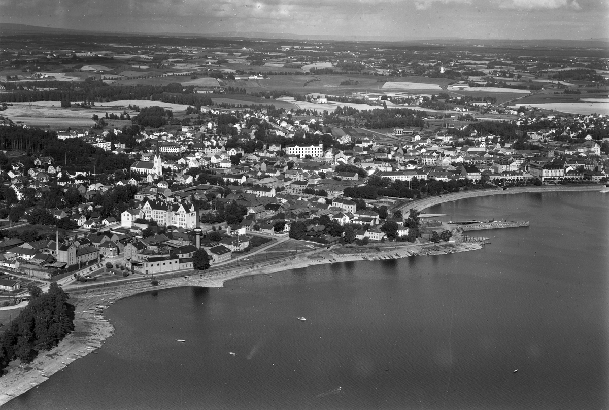 Widerøes Flyveselskap A/S, FLYFOTO FRA KOIGEN MOT HAMAR BRYGGERI, MELKEFABRIKKEN, HAMAR KATEDRALSKOLE MOT VANG KIRKE