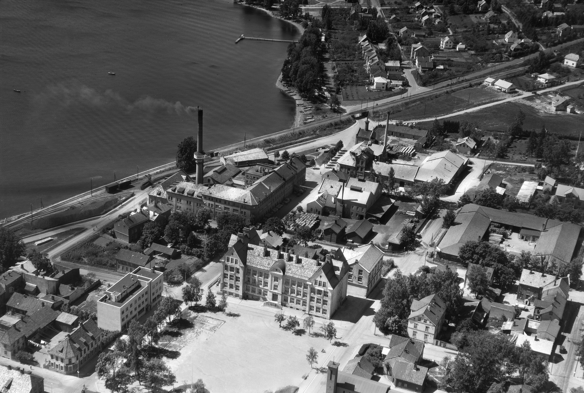 Widerøes Flyveselskap A/S, FLYFOTO OVERSIKT VESTRE TORG, HAMAR KATEDRALSKOLE, MELKEFABRIKKEN, HAMAR BRYGGERI, MOT MJØSA