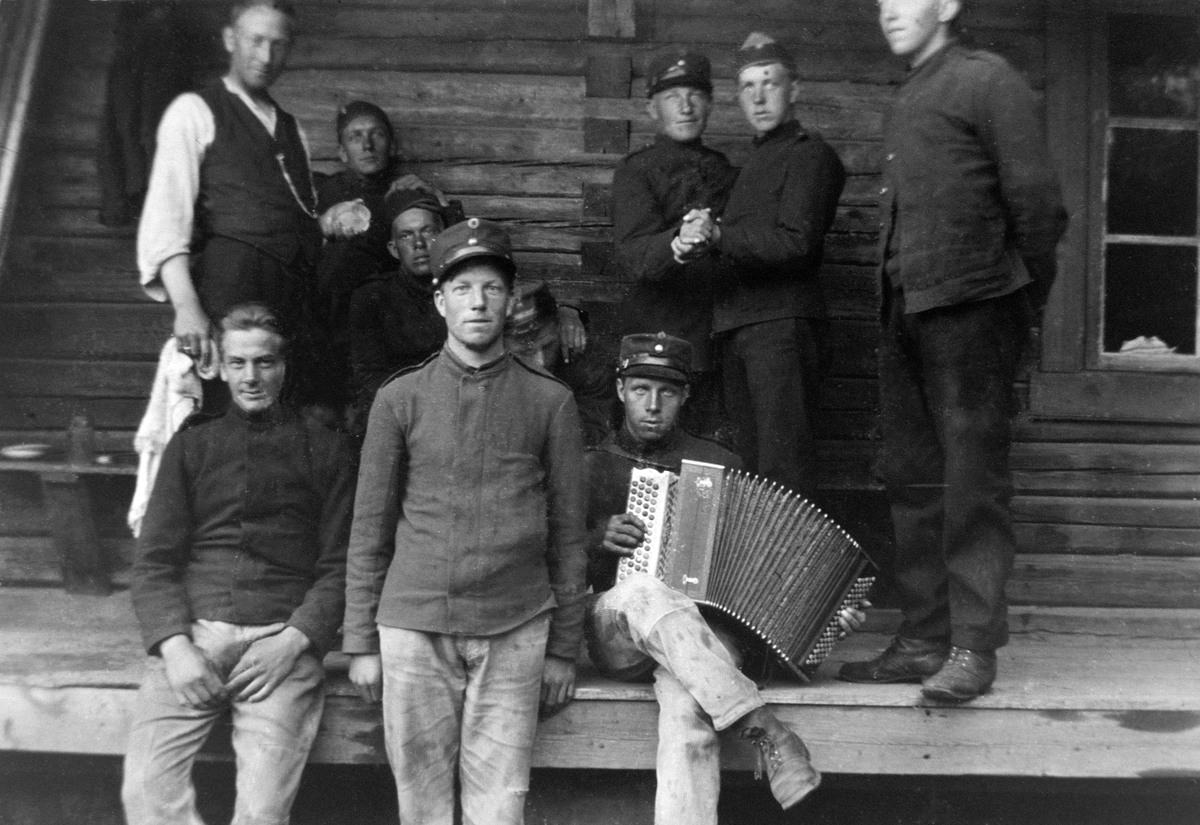 Anno Domkirkeodden, GRUPPE, ARVID ØSTBYS MILITÆRTJENESTE, TREKKSPILL, GUTTA DANSER