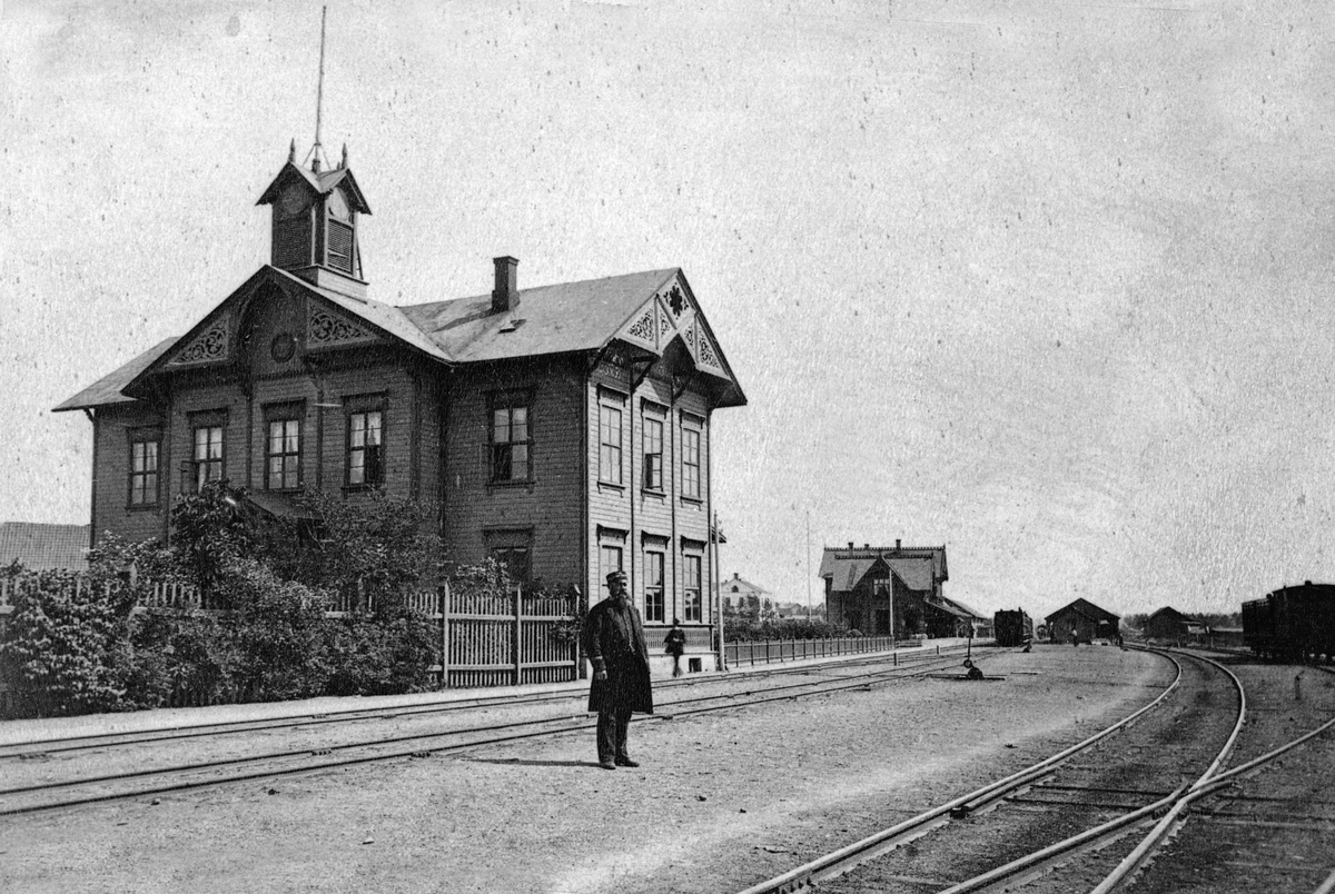 Anno Domkirkeodden, EKSTERIØR, DEN FØRSTE JERNBANESTASJON FRA 1862. Denne sto ferdig da Hamar-Grundsetbanen ble åpnet. STASJONSMESTER LUND, PERRONG.