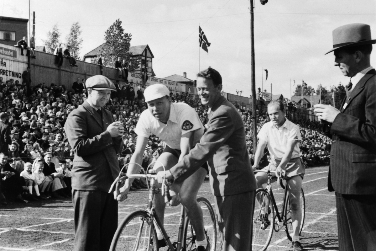 Anno Domkirkeodden, ODDVAR FLENGSRUD, START, SYKKEL, IDRETTENS DAG, HAMAR STADION. Bildet er tatt på Idrettens dag 1945.Se Idrett i Hamar gjennom 100 år bilde nr. 191.