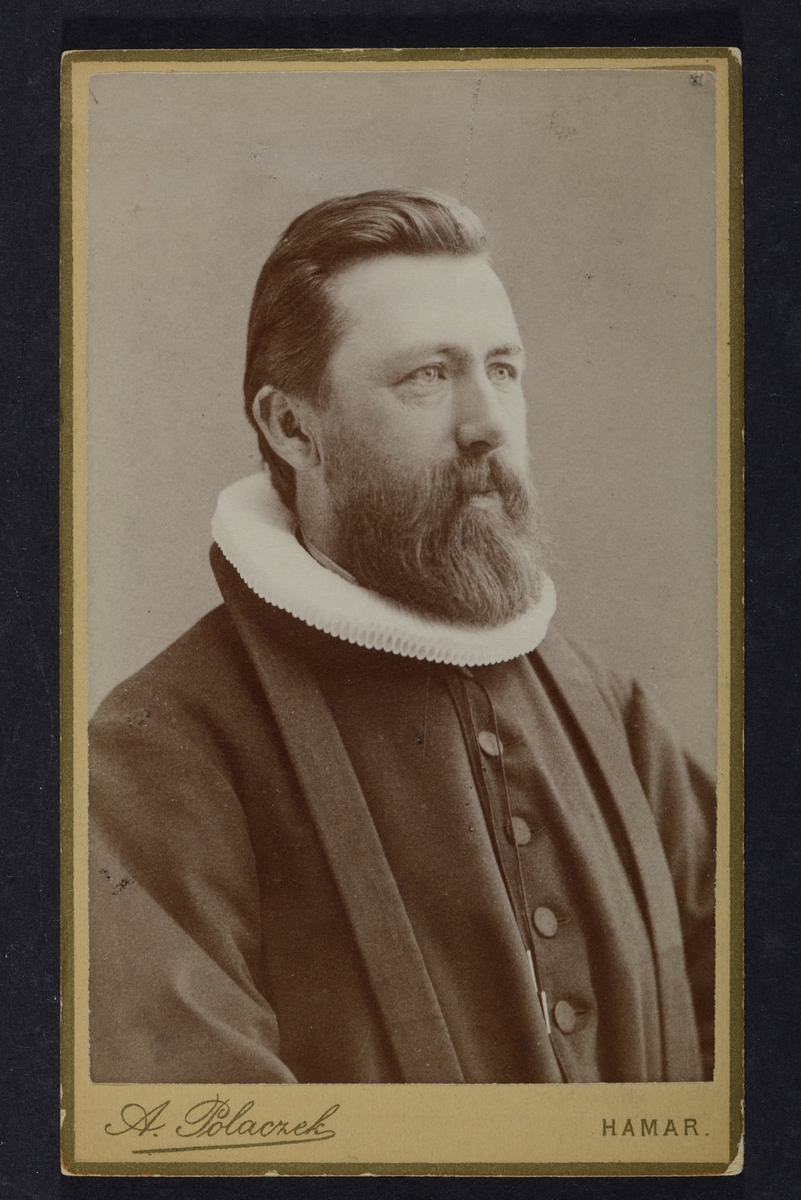 Anno Domkirkeodden, PORTRETT: HANS EMIL ERICHSEN PREST, OF 8813. Tredje prest i Hamar fra 1882. Dubb: 0401-4614.