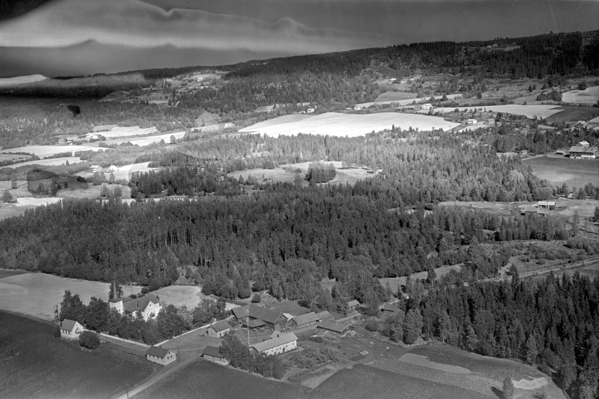 Widerøes Flyveselskap A/S, FLYFOTO VALLSET KIRKE, TOMTER 348-1, TOMTERLÅVEN FLYTTET TIL HEDMARKSMUSEET