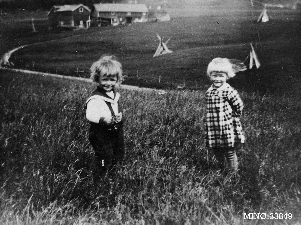 Ukjent, To små barn