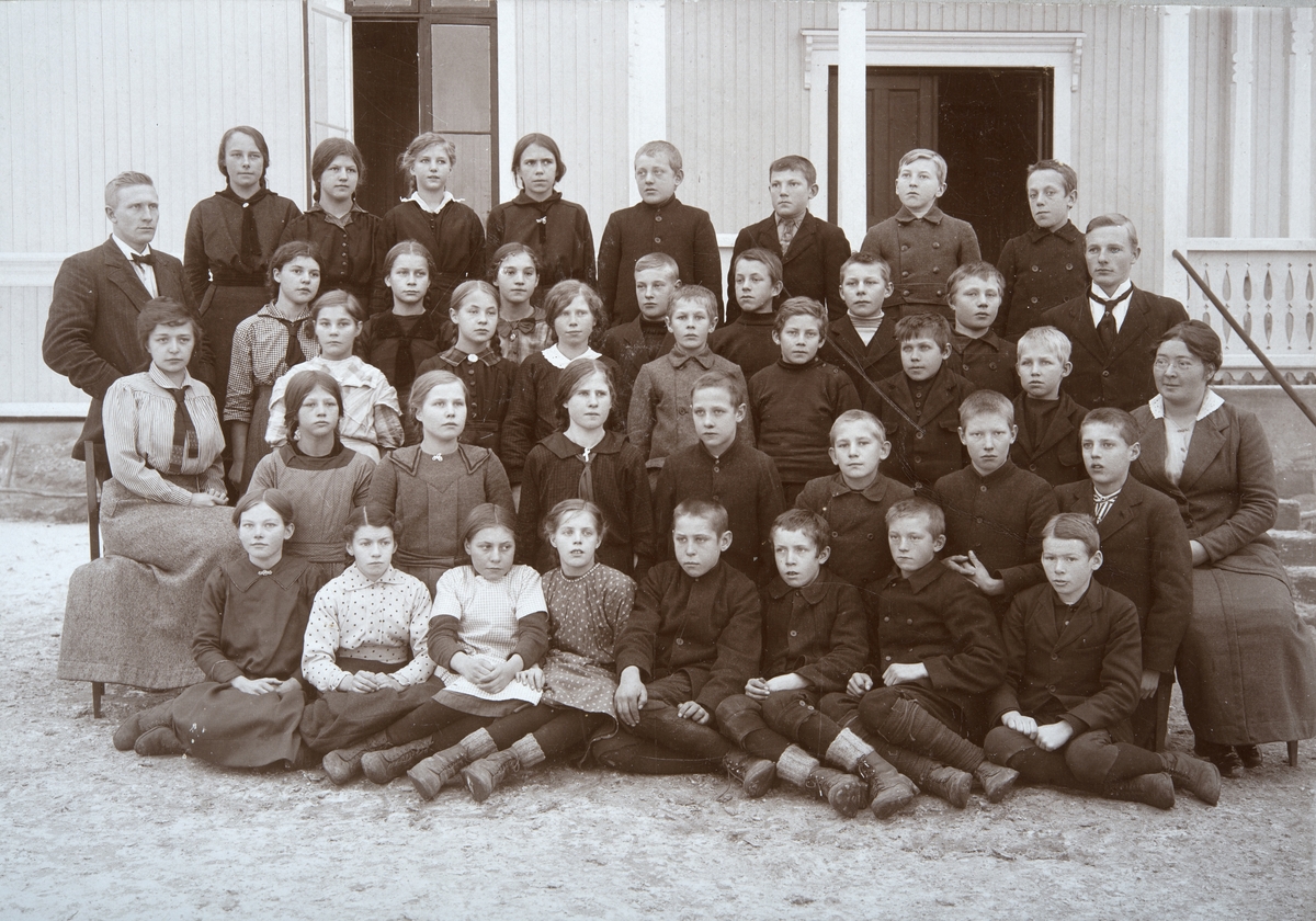 Anno Domkirkeodden, Skolebilde Brovold skole. (Kan dette være 7. og 6. klasse i storskola? 12-14 år gamle) De samme fire lærere, og samme opptakssituasjon som for 0415-03666. Ludvig Zimmermann (lærer Brovold 1911-51, f. 1890), Agnes Bjerke (f.1885, lærer Brovold 1910-1921), Sigvald Holen (lærer Brovold 1914-1920, fra …