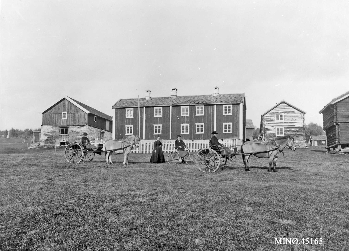 Peder J. Bredalslien, Gardbebyggelse sett fra vest. Bredalslia. Os.