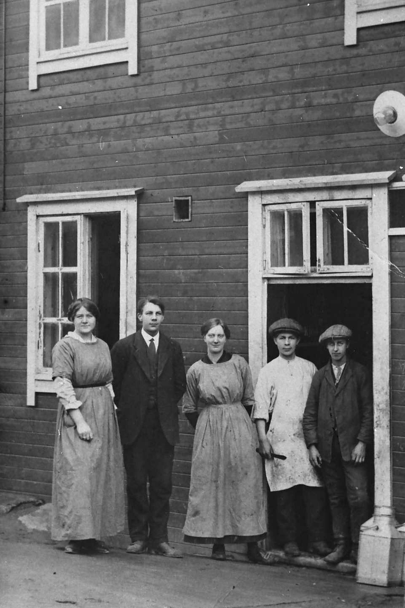 Alexander Bredstrøm Ansberg, Personer, klær, 2-etg. bolighus.