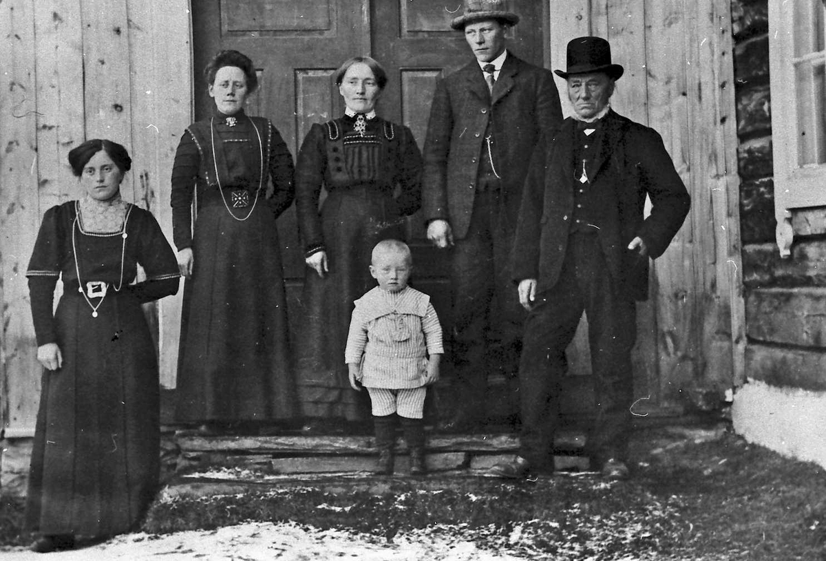 Jan Erik Øvergård, Gruppebilde, personer, klær, bygning.