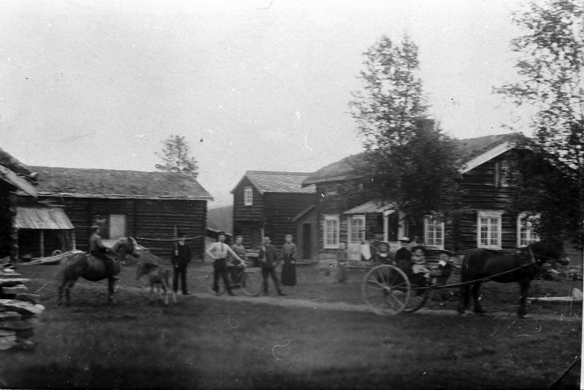 Jan Erik Øvergård, Gårdstun, hester, vogn, personer, 2- etg. bolighus, fjøs.