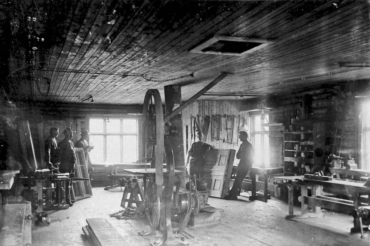 Jan Erik Øvergård, Bygning (innvendig), møbler, inventar, personer.