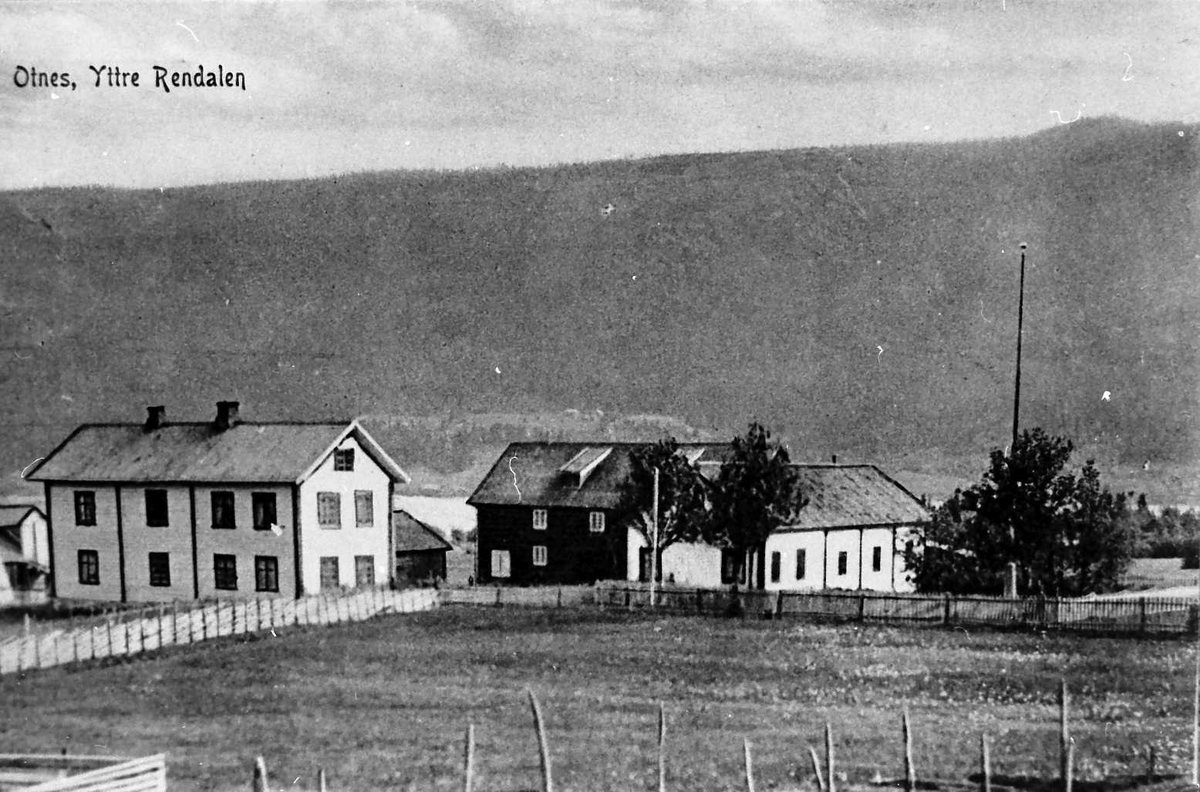 Jan Erik Øvergård, Postkort, oversiktsbilde over gardsplass.