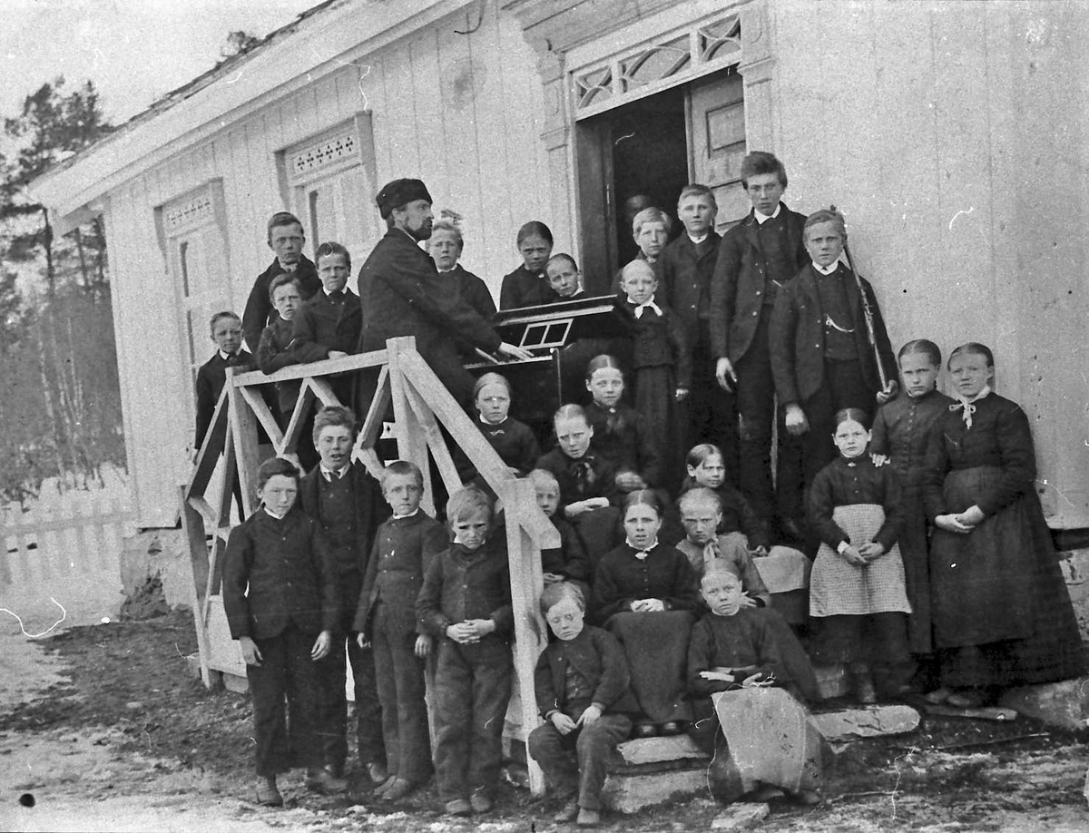 Jan Erik Øvergård, Gruppebilde, personer, klær, bygning. SAmme som MINØ.009947, MINØ.009948 og MINØ.009949