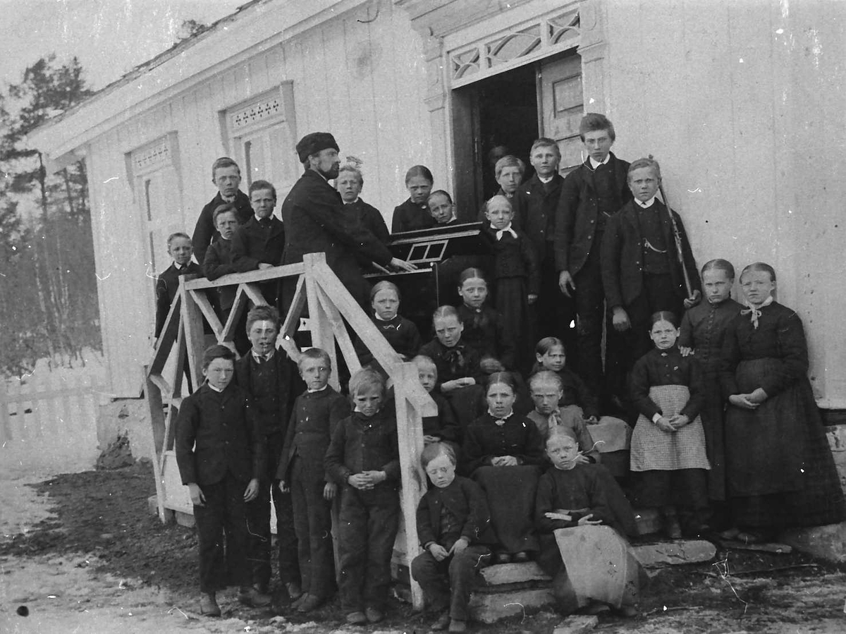 Jan Erik Øvergård, Gruppebilde, personer, klær, bygning. SAmme som MINØ.0009945-MINØ.009948