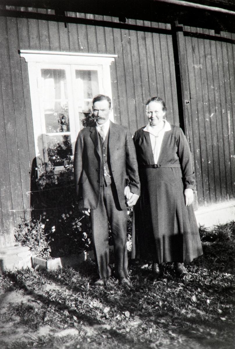 Anno Domkirkeodden, Ekteparet Andreas f.1883 og Klara Haug f.1882 i Orgelhaug under Kvam, Nes, Hedmark.
