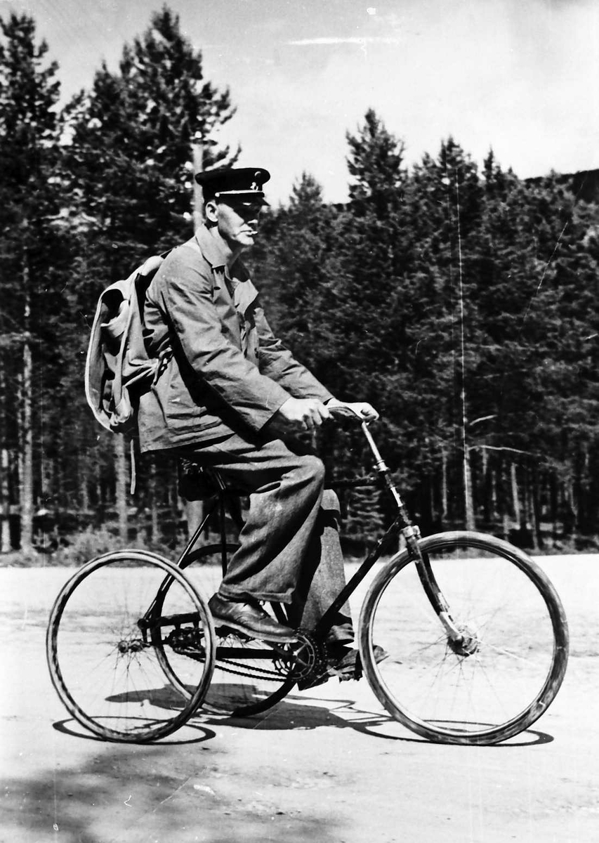 Jan Erik Øvergård, Mann, klær, sykkel med tre hjul.