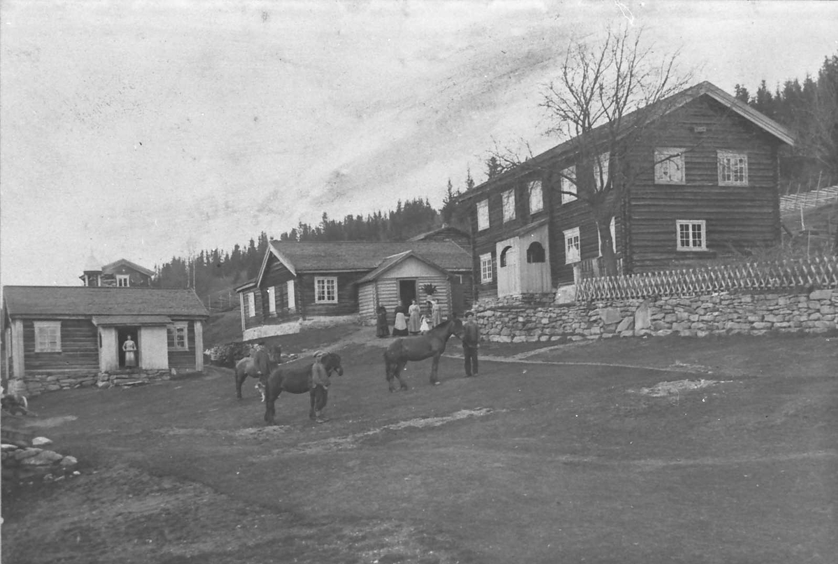 Jan Erik Øvergård, Gårdstun, hester, personer.