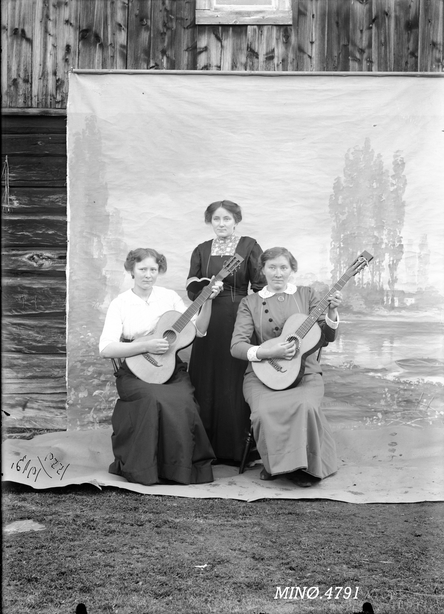Peder J. Bredalslien, Tre kvinner, to spiller gitar