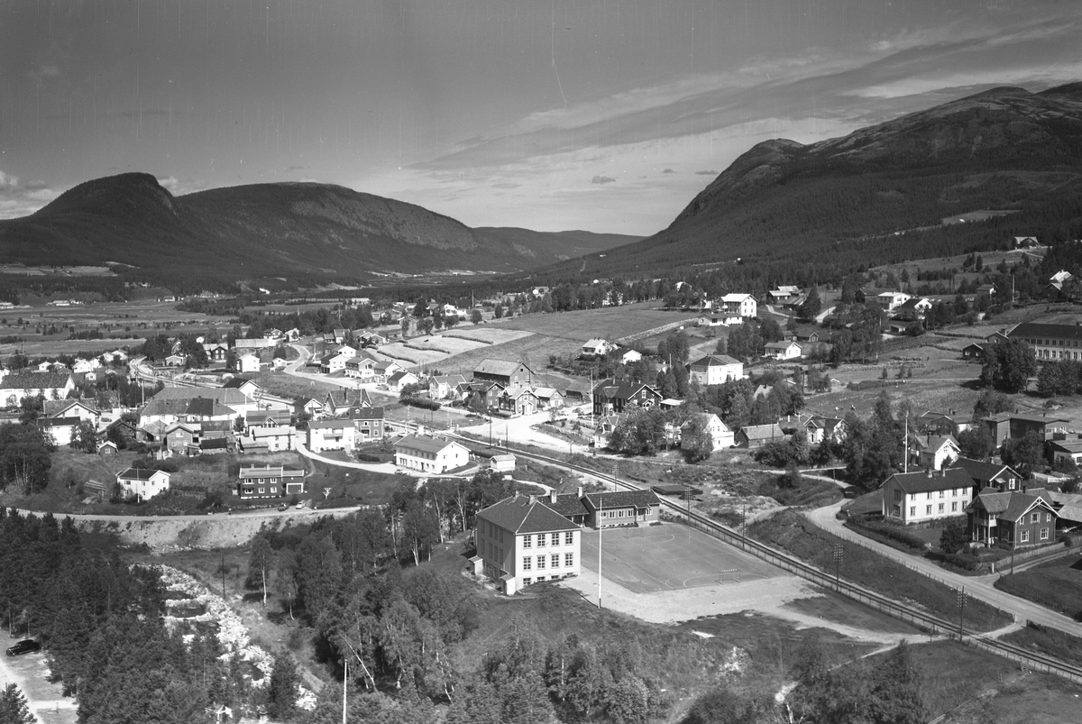 Widerøes Flyveselskap A/S, Alvdal, Steia, Steigen skole i forgrunnen