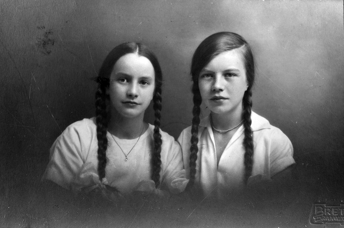 Ukjent, Portrett av to unge damer - Olaug Sørhus (Sørhus nordre) og Ingrid Tømmerås