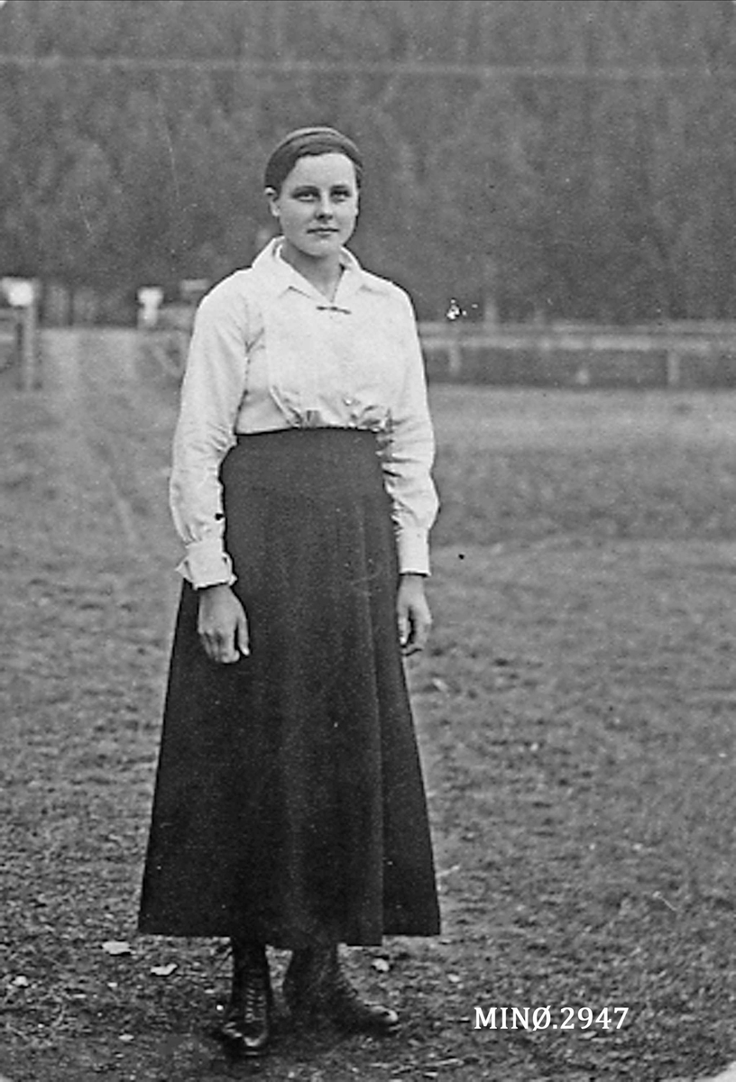 Jo Øvergaard, Kvinne, stående alene.