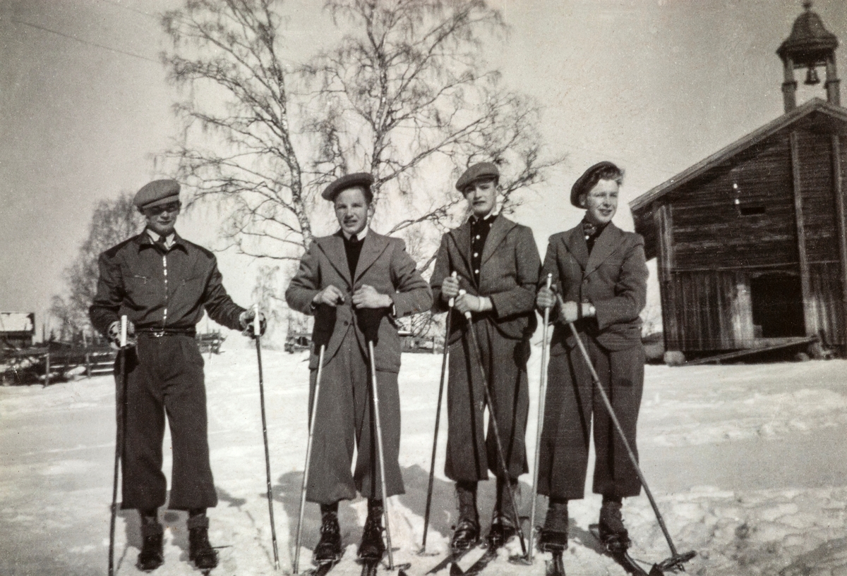 Anno Domkirkeodden, Stramme unggutter i påkostet påskeantrekk foran stabburet med klokketårn i Medlien, Næroset, Ringsaker i 1939. Fra venstre er Ole (19), Svein (17), Arve (15), Hans (19). Ole og Arve er brødre fra Sæther gård, Svein og Hans er brødre i Medlien.