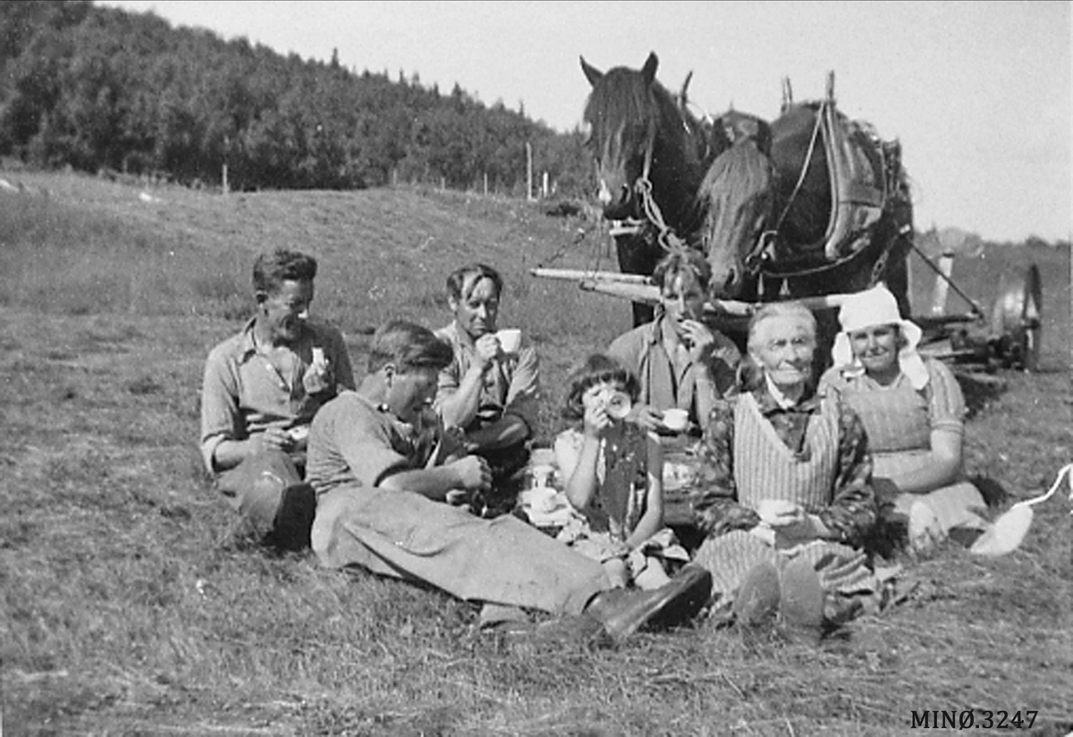 Jo Øvergaard, Familie på jordet, pause i arbeidet, hest. (Slåttonne).