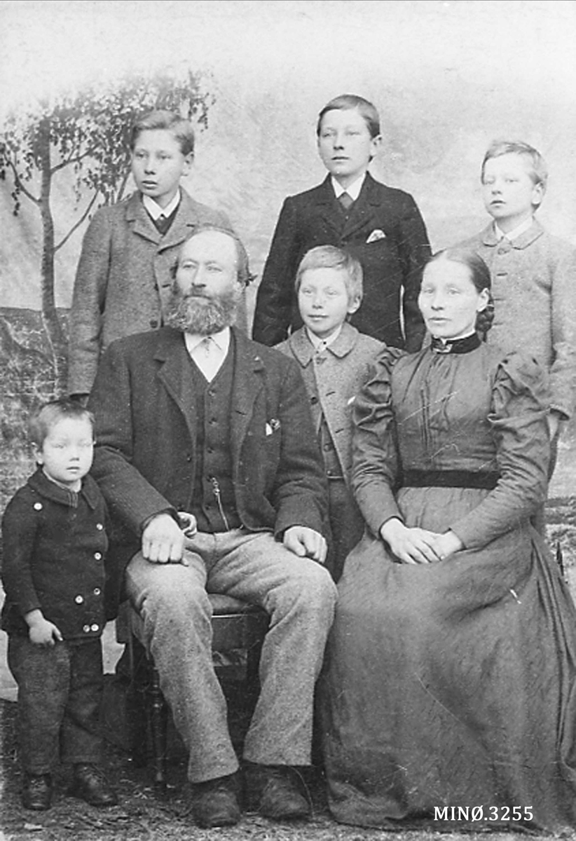 Jo Øvergaard, Familiebilde
