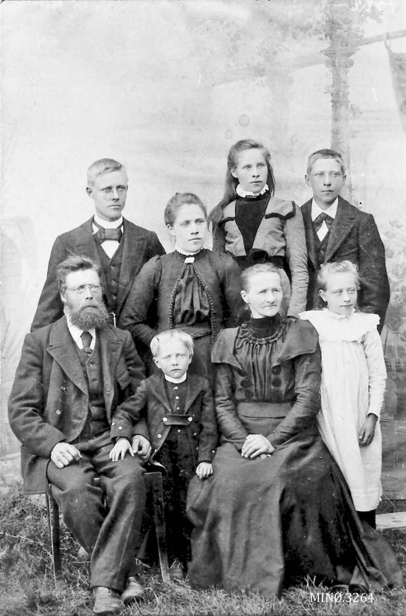 Jo Øvergaard, Familie, tre døtre, tre sønner, atelier.