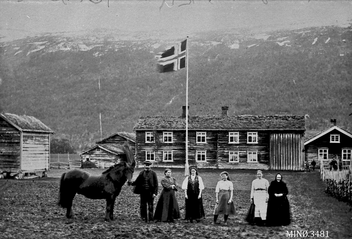 Jo Øvergaard, Gardsbruk, hest, mennesker