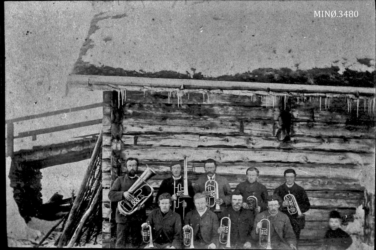 Jo Øvergaard, Musikanter, instrumenter(messing), foran låve/låvebru