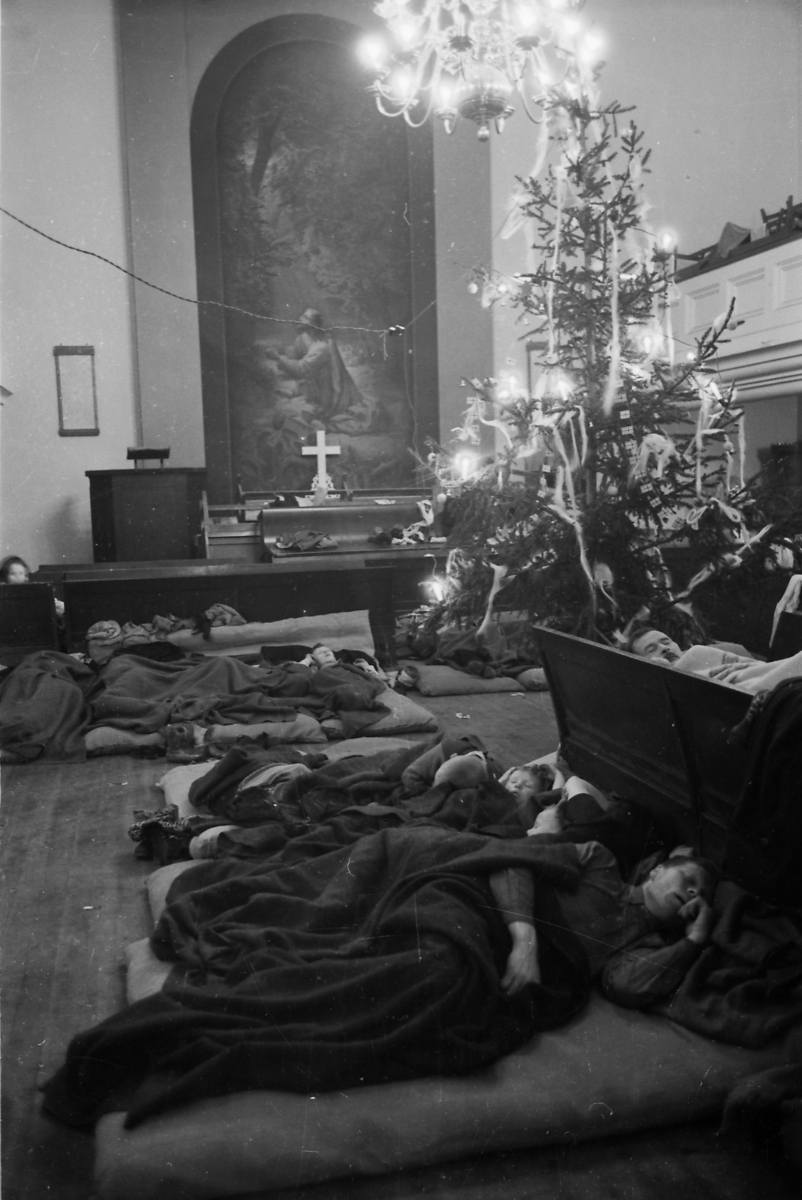 Unknown artist, Tvangsevakuerte fra Porsanger sover i en kirke i Trondheim julaften 1944