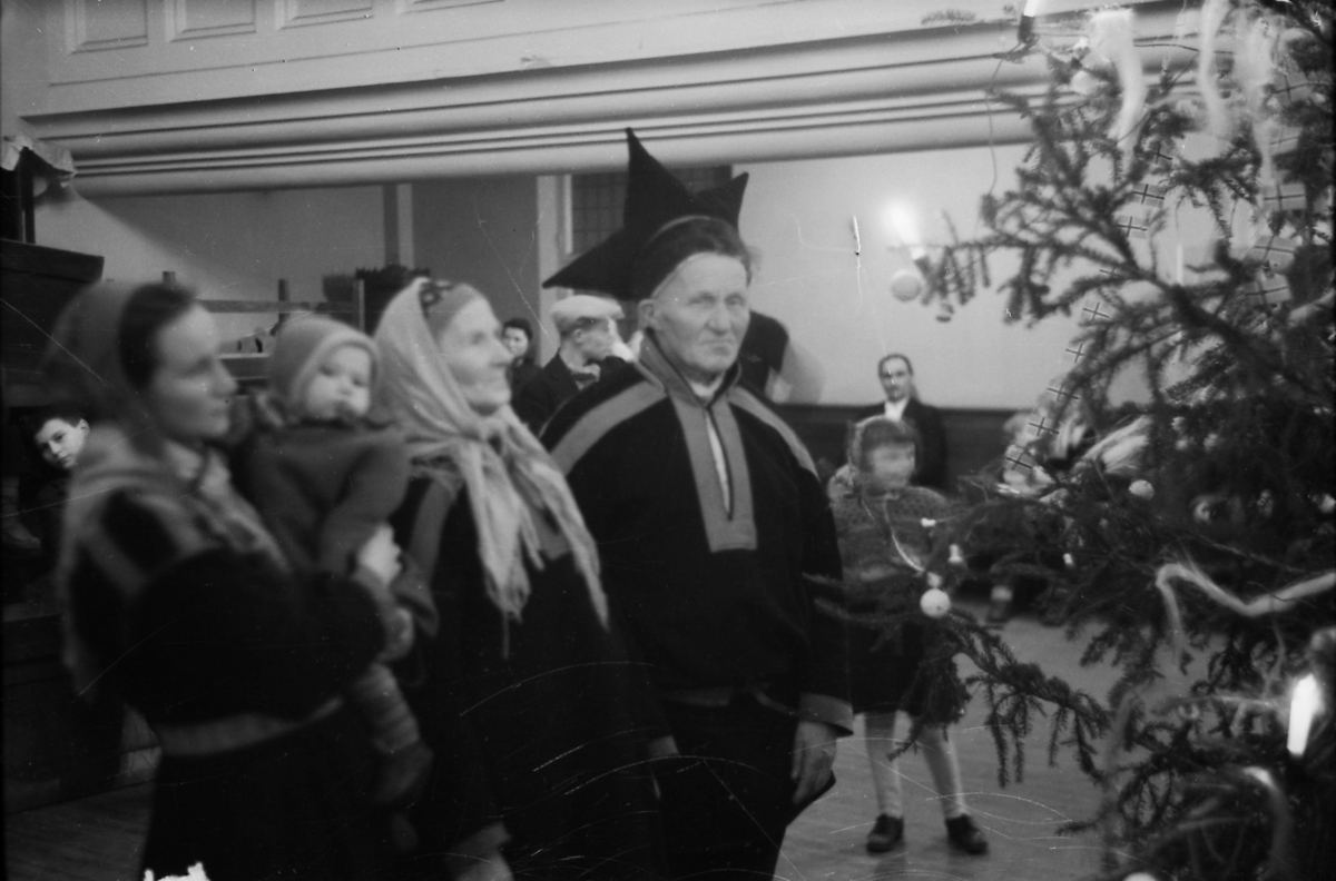 Unknown artist, Samer fra Porsanger i Trondheim julaften 1944