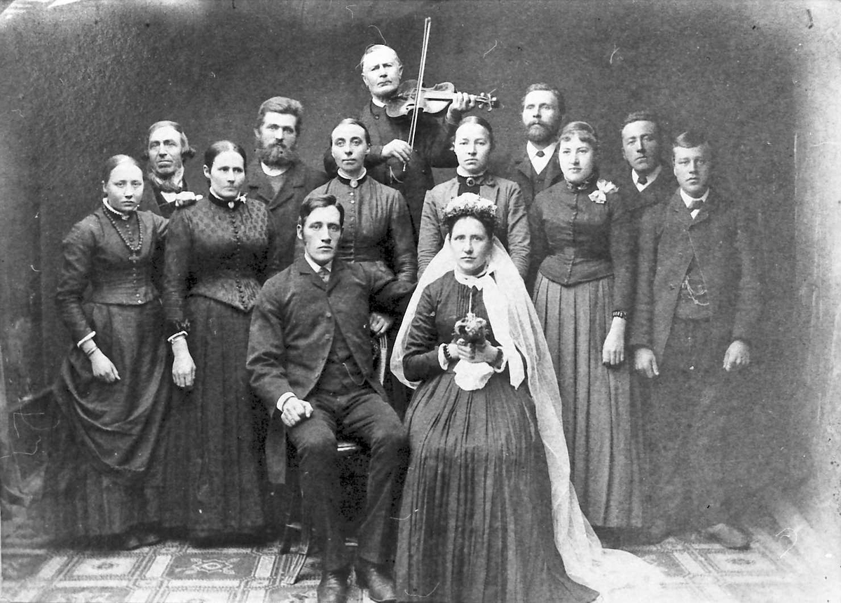Jo Øvergaard, Brudepar, krone, mennesker, spellemann, atelier