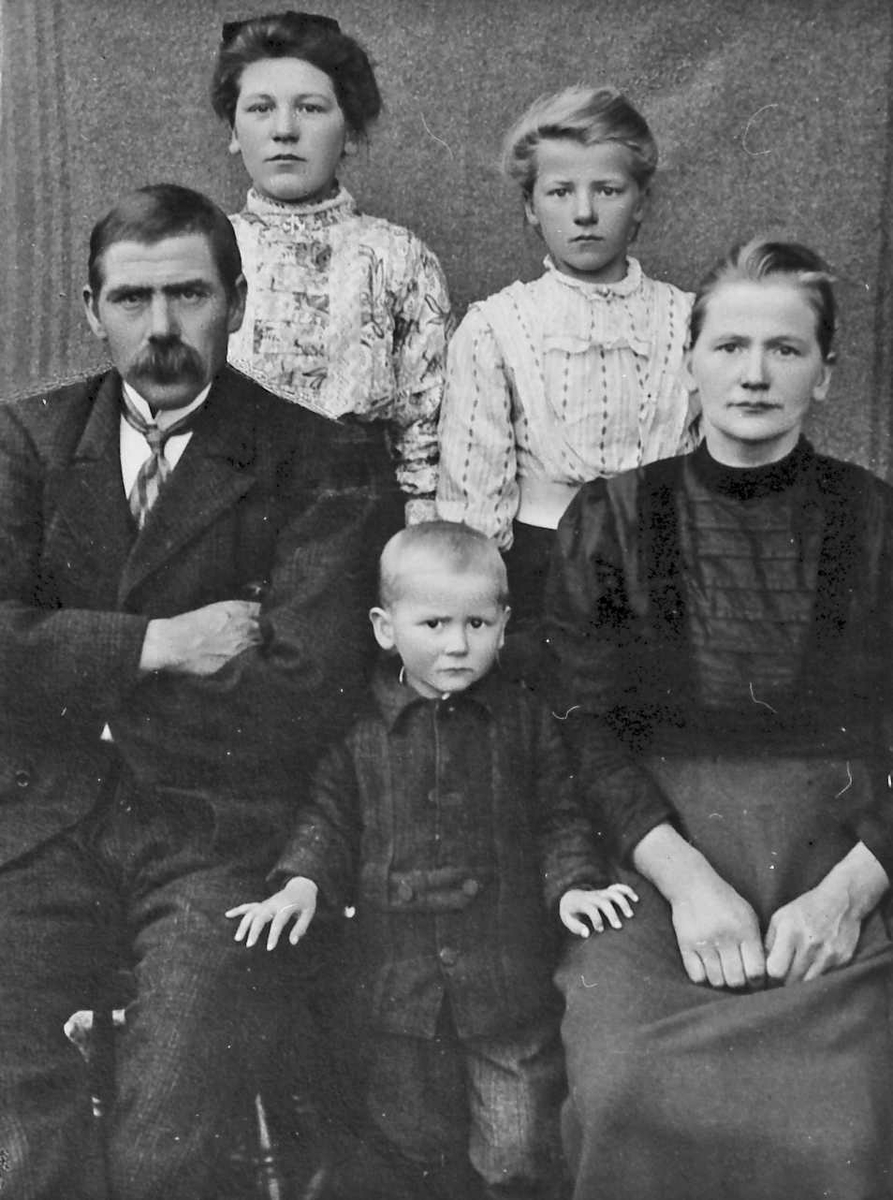 Jo Øvergaard, Mor, far, to voksne jenter, et lite barn, familie ANT, antrekk.