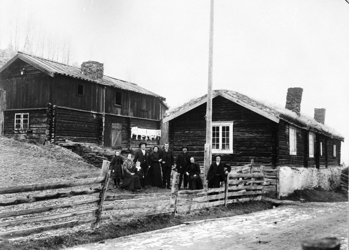 Henrik Augustinsson Stinessen, Bebyggelse, gruppe, skigard. Våningshus og fjøs på garden Berg. Garden ble flyttet fra Såttåbakken omkring 1908
