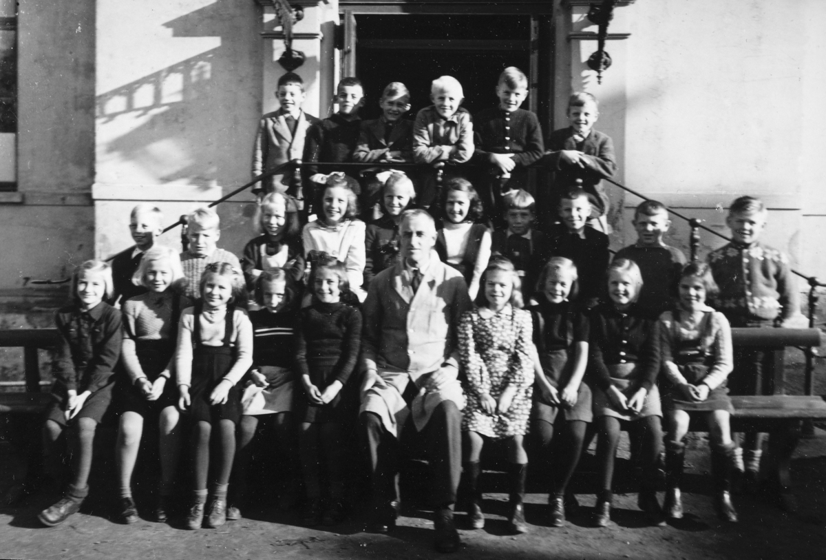 Anno Domkirkeodden, Hamar Folkeskole, Midtbyen Skole, klasse 4 B. 1 rekke f.v. Sidsel Haug, Inger Wolleng, Liv Jølstad, Karin Nygaard, Turid Sutter, lærer Otto Eriksen, Bodil Larsen, Signe "Vesla" Eriksen, Astrid Sveen, Ragnhild Nordby. 2. rekke f.v. Nils Henrik Jørpeland, Ivar Vesthagen (?), Grethe Christensen, Inger…