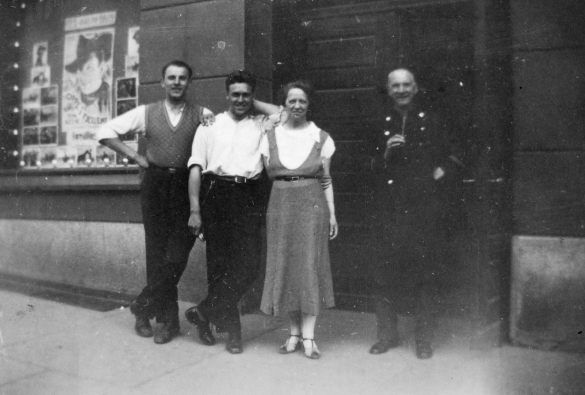Anno Domkirkeodden, Festiviteten kino, Hamar. F.v. kinomaskinist Alf Henrik Arnesen, vaktmester Brage Johansen, kassererske Ragnhild Monsen, kinokontrollør Otto Olsen. Filmen som ble vist het "Tom Mix oppe i Fjellene" Kinoplakat.