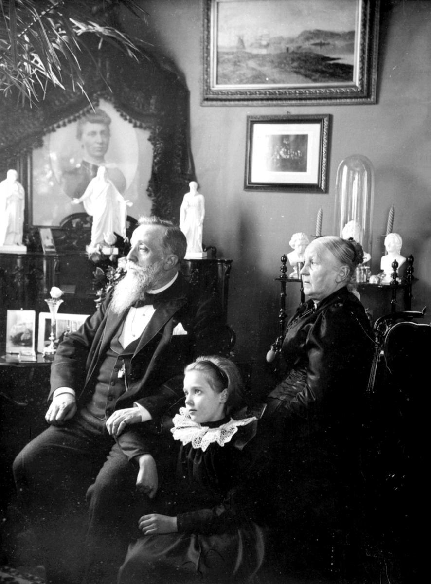 Anno Domkirkeodden, Interiør, stue. Familien Kjos, kjøpmann Øgestinius Kjos, Birgitte Kjos og pleiedatter Sappo. På Kjos KJOS 1841-1925