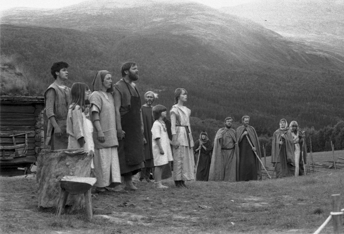 Per Hvamstad, Tylldalen, Olsokspelet, Dei urolege av hjerte, Teater