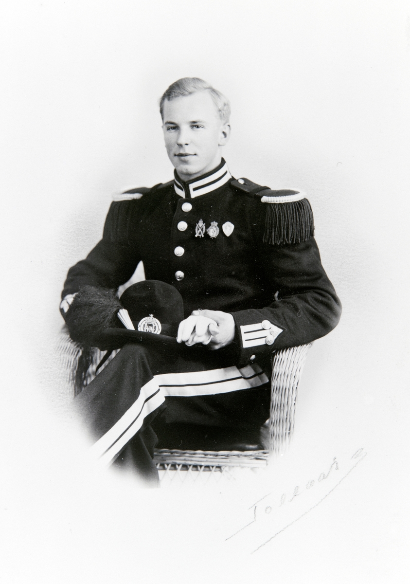 Anno Domkirkeodden, MIKAEL TØMTE FØDT 16. 11. 1918, GARDEUNIFORM, HOLTER