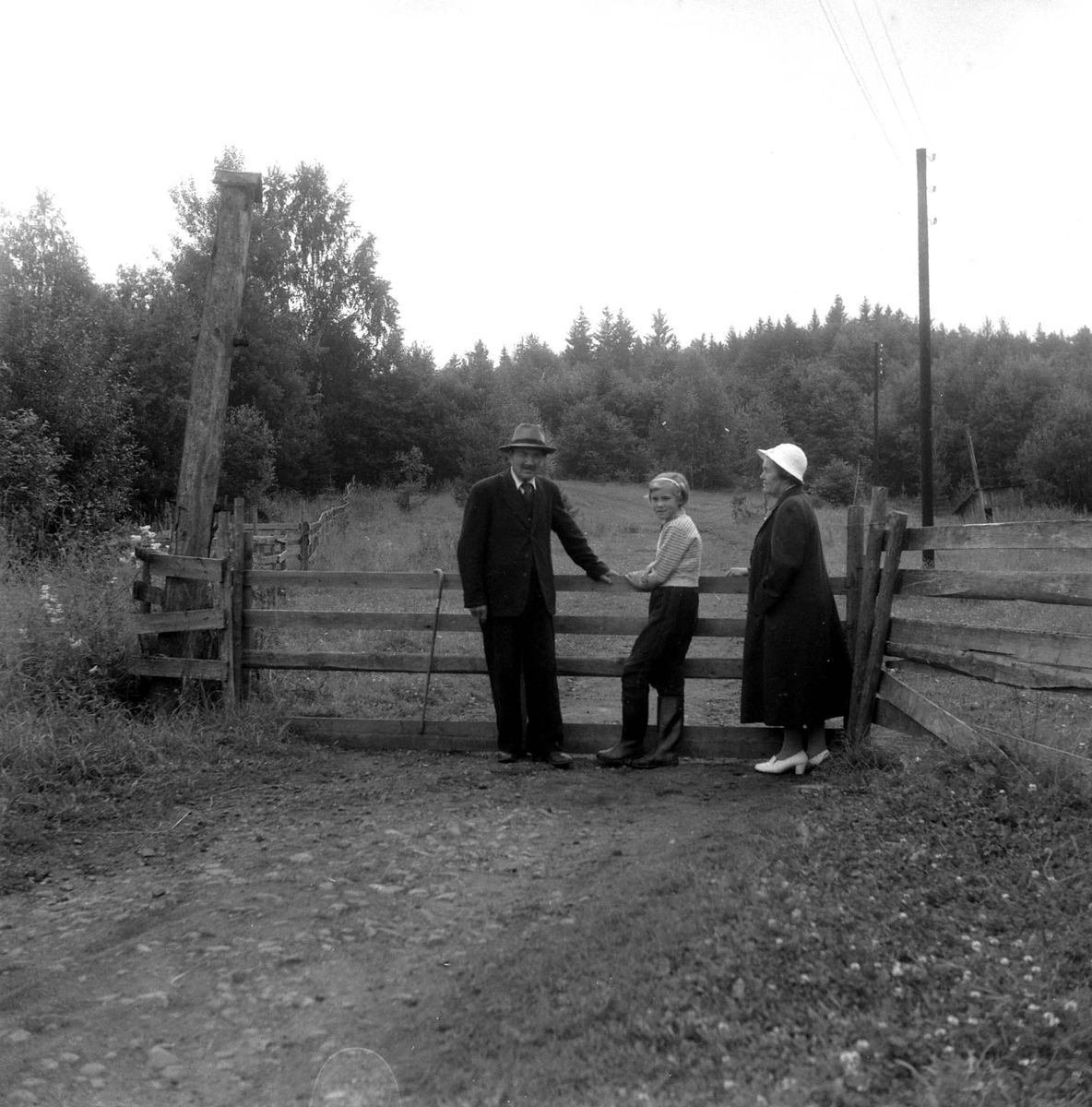 Adolf Skjegstad, Kristian Olsen Skjegstad sammen med Asbjørg og Petra Skjegstad. Gjerde, port, grind