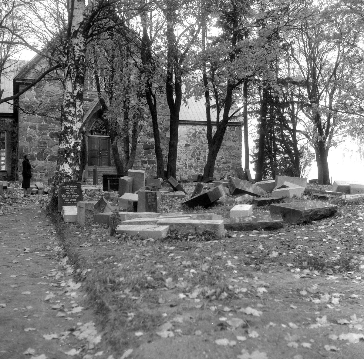Adolf Skjegstad, Kirkegård, gravstøtter. Porkala-området sør-vest for Helsingfors i Finland (380 km2) ble «lånt» av Sovjetunionen i perioden 1944-56 og besatt med opp mot 30 000 sovjetiske soldater som et resultat av fredsforhandlingene i 1944. Dette ga Sovjetunionen full kontroll over innseilingen mot Leningrad (n…